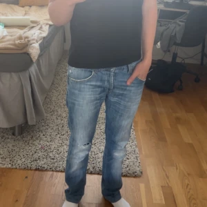Ljusblå slim fit dondup med slitningar  - Säljer ett par feta ljusblå dondup jeans med snygga slitningar på knäna. Jeansen är en slim fit med något smalare ben. Perfekt för en grisch stil, Nypris 4000kr. Säljer då dom är för långa för mig