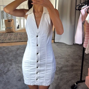 Vit kortärmad klänning från Zara - Snygg jeansklänning