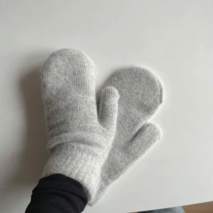 Ljusgrå stickade tumvantar - Dubbelfodrade tumvantar i ullblandning! Oanvända🥰