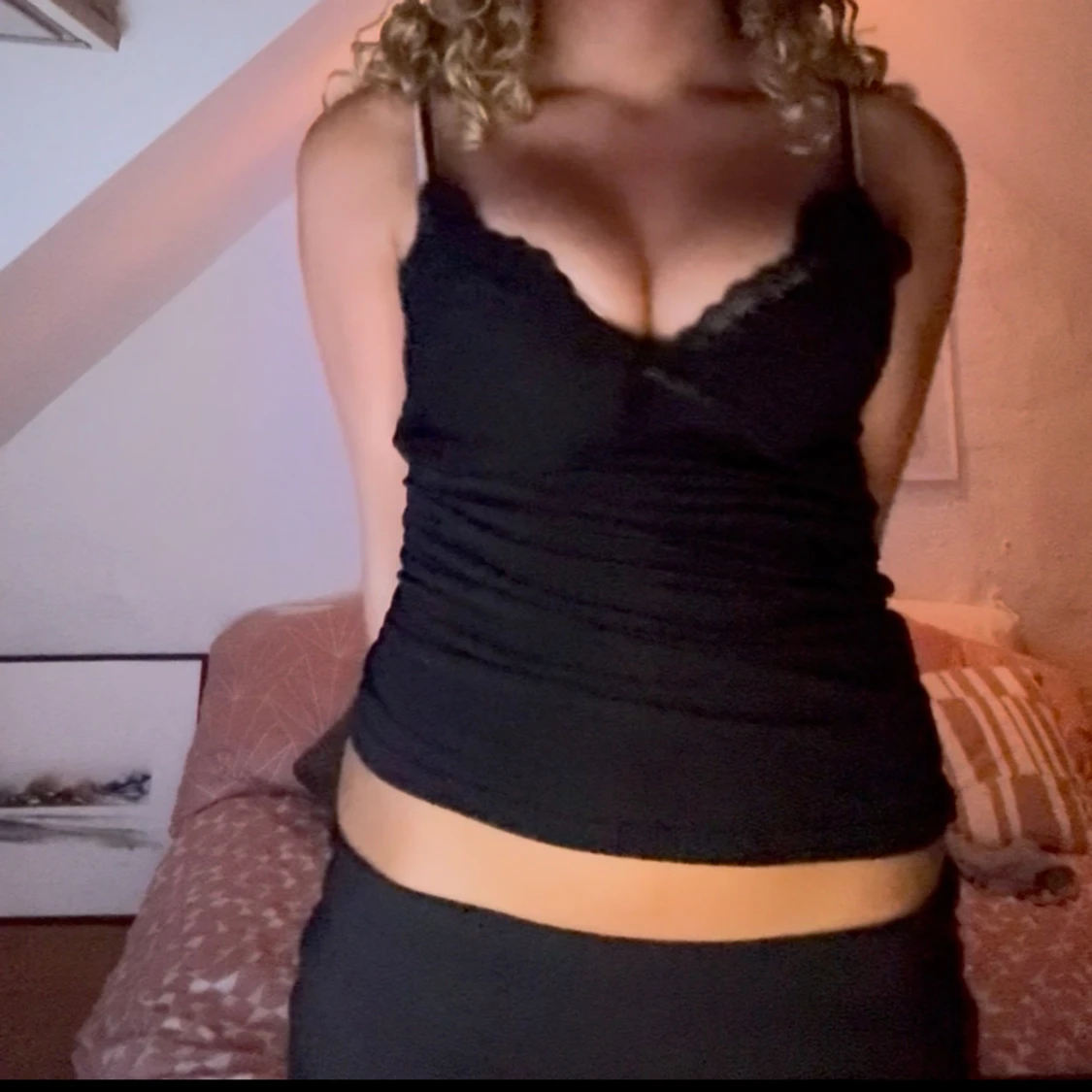 Svart linnetopp med spetsdetalj