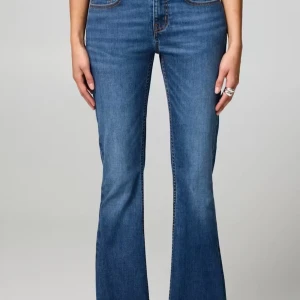 Blå bootcut jeans low flare S/32 - Snygga blå jeans med bootcut och låg midja. Modellen är low flare 
