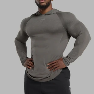  Gymshark hoodie - Slimmad grå hoodie från Gymshark med lång ärm och huva. Tillverkad i stretchigt syntetmaterial som andas. Snygg passform som framhäver axlar och armar. Hoodien såldes slut på några dagar och kan inte köpas längre, därmed väldigt eftertraktad. Jag valde bilder från nätet då man ser detaljerna tydligare. Men om ni vill ha fler bilder så är det bara att fråga! Tröjan har inte använts mycket och den befinner sig fortfarande i nyskick.