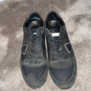  Philippe Model trainers  - Hej, Jag säljer ett par Phillipe model trainers i bra skick. Det är lite slitage där bak på höger skon men inget man märker vid användning. Skulle kunna behöva en liten tvätt. Sulorna under skon är lite slitna men ingett man lägger märket till. Boxen medföljer och om du har frågor och funderingar skriv till mig då. Pris kan diskuteras 