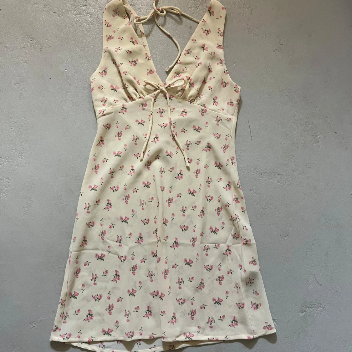 Blommig ljus kortklänning med snörning - 2