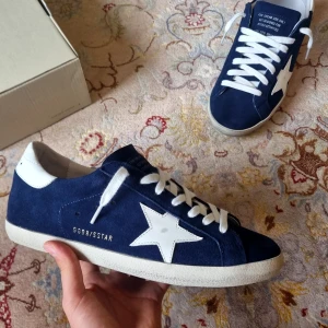 GOLDEN GOOSE- navy - Tjena! Säljer nu dessa exklusiva Golden Goose Super-Stars i storlek 42. 10/10 skick. Allt OG medkommer. Pris kan diskuteras vid snabb affär!