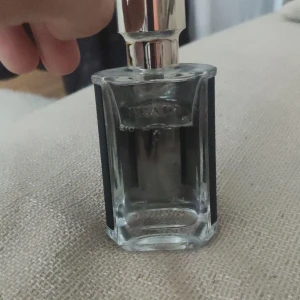 Prada L'Homme EdT parfym - Säljer en lyxig Prada L'Homme Eau de Toilette. Perfekt för dig som gillar stilrena och exklusiva dofter. Skulle tippa på att det är mellan 40-43 ml kvar. En parfym som tyvärr inte passar mig därför säljer jag den vidare till någon som tycker mer om den.  Kostade 850 när jag köpte den. Säljer den för 550.