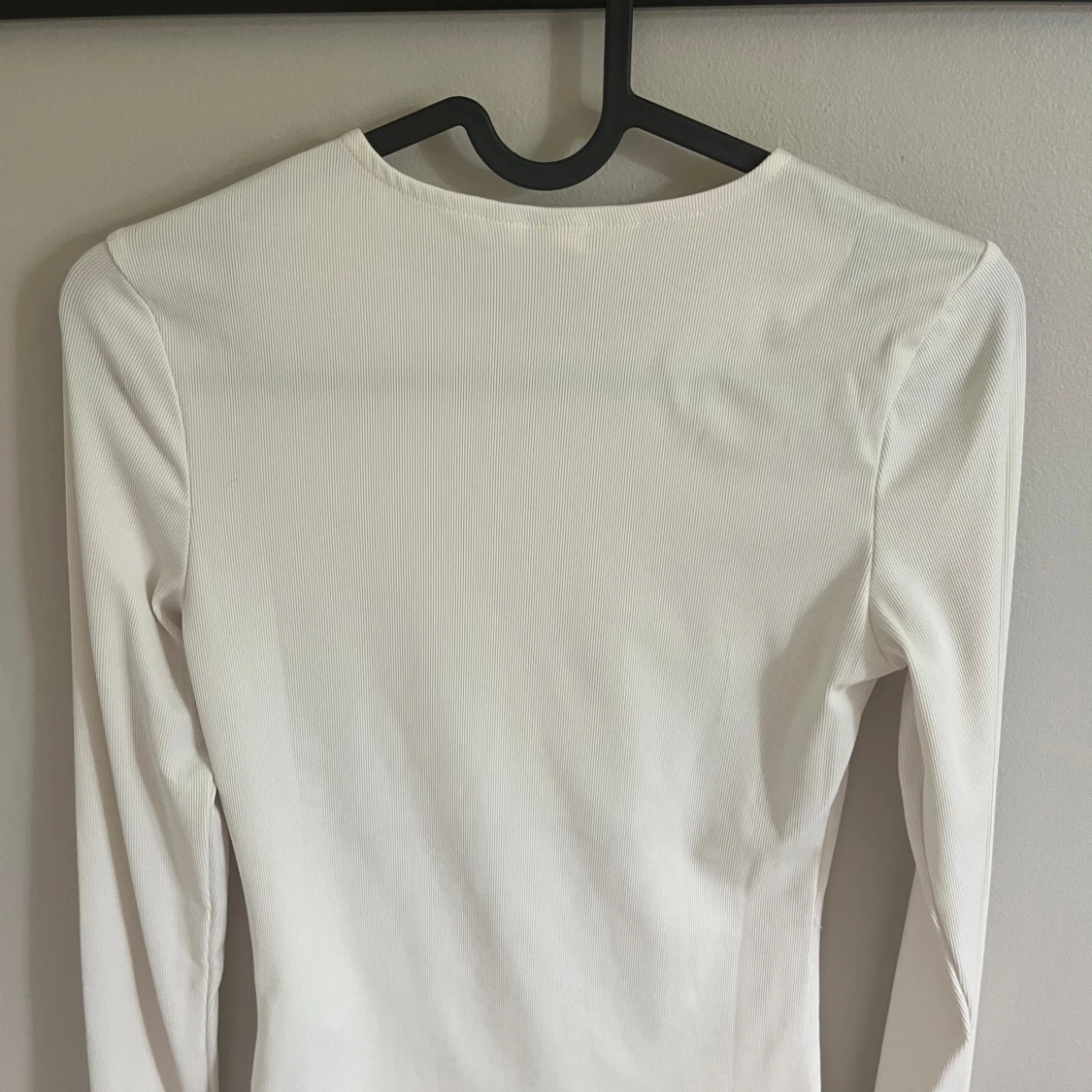 Vit ribbad långärmad topp - 1