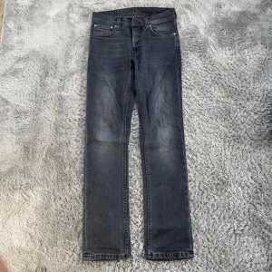 Grå jeans från Nudie Jeans, W27 L28 - Snygga grå jeans från Nudie Jeans,model grim Tim. säljer pga att de är för små. Skriv vid frågor😃