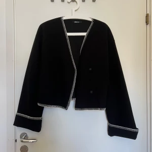 Svart jacka från Gina Tricot - Tunn svart jacka med vita sydda detaljer