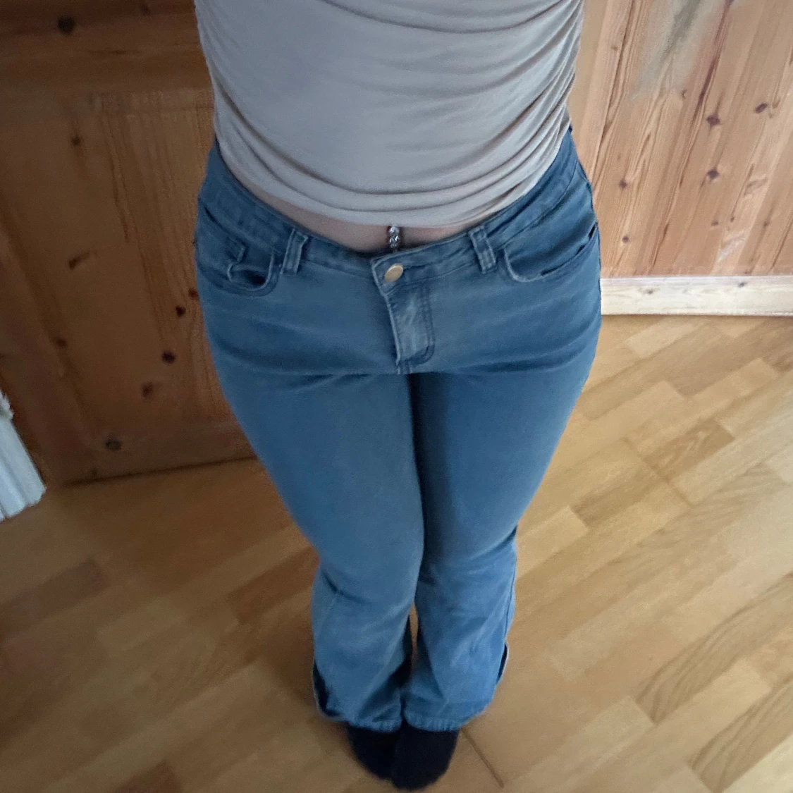 Bootcut jeans i ljusblå denim från Shein - 4