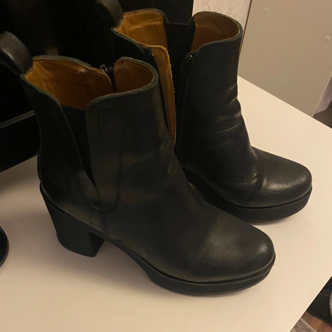 Svarta boots med klack 