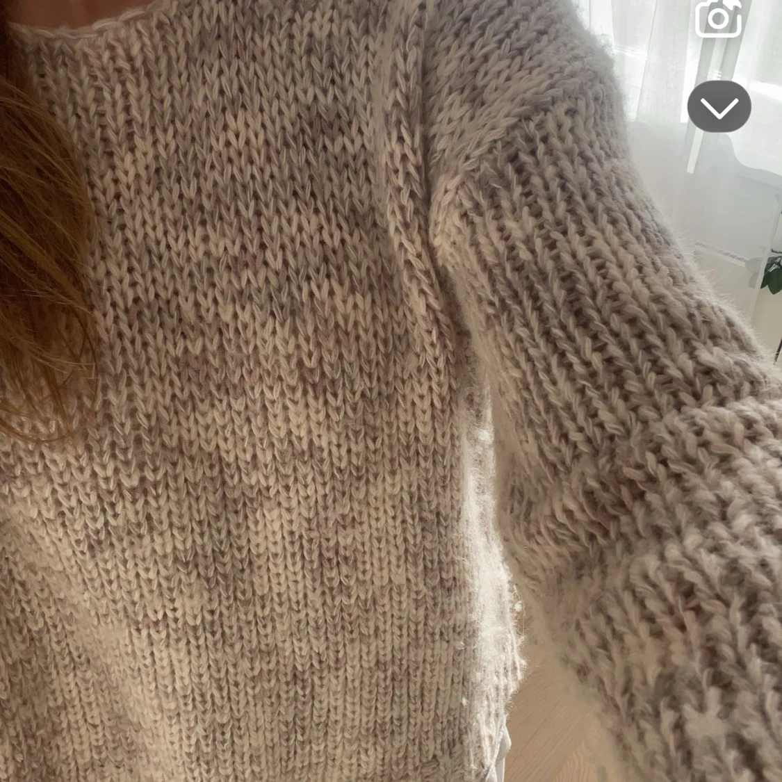 Beige stickad tröja med rosett i ryggen - 1