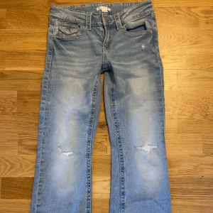 lågmidjade bootcut jeans med slitningar - lågmidjade/midwaist. storlek 158 men passar xxs/xs  