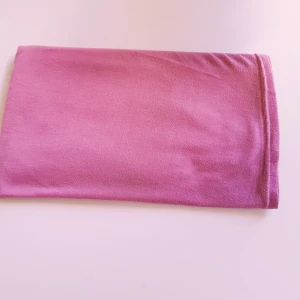 Rosa halsduk i mjukt tyg - Enkel och stilren rosa halsduk i ett mjukt och följsamt material. Halsduken är lång och rektangulär, perfekt att vira flera varv runt halsen. Färgen är jämn och utan mönster, vilket gör den lätt att matcha med olika outfits.  Tjockare tyg Helt skick dock noppror