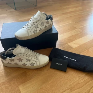 Saint Laurent skor  - Säljer mina goa saint Laurent skor då de inte används. Storlek 41, box, påse och skosnören tillkommer. Skorna är använda fåtal gånger men väldigt försiktigt och bra omhändertagna. Diskutebar defekt på bild 3, enligt mig är de inget som inte ska va där då de ska ha en liten sliten look o när de köptes va de sådär. Hör gärna av er för frågor o funderingar 
