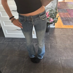 Lågmidjade jeans - Superfina lågmidjade jeans från bershka som är varsamt använda. Lite slitningar längst ner, men inget som man lägger märket till. Normala i längd och passar mig som är ca 160. Köptes för ca 400kr