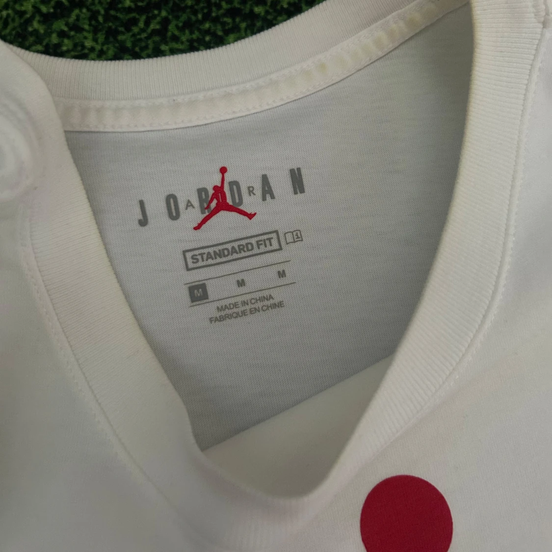 Vit Jordan t-shirt med röd logga - 2