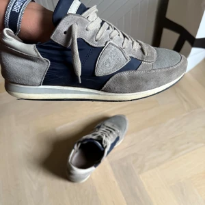 Phillips model trainers - Säljer dessa tvär snygga Phillipe model trainers i strl 41 i bra skick. Skick 7/10. Nypris 3700kr Mitt pris 799kr!!! Vid minsta fundering är det bara att kontakta 🙏