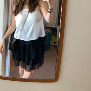 Svart kjol - Svart kjol med volanger. Sömen på insidan är lite trasig men inget som påverkar kjolen