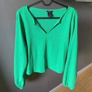 Grön blus - Säljer en grön blus från Lindex. Har använt den 1 gång så den är som ny