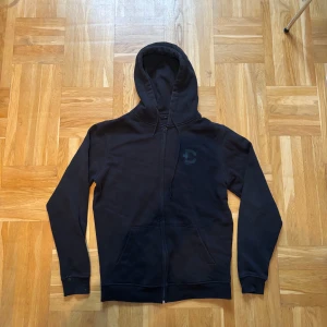 DirtCült hoodie  - Sparsamt använd svart hoodie från DirtCult, storlek m 
