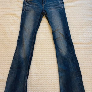 Utsvängda jeans - Snygga blå bootcut jeans från H&M med låg midja. 