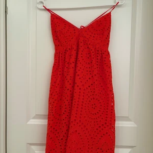 Röd spetsklänning med smala axelband - Köpt från H&M, aldrig använd och i storlek XS. Säljs för 65kr 