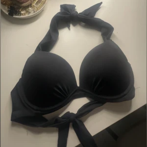 Push up bikini top - Svart push up bikini top med knytband så man kan välja längd själv, använd fåtal gånger men som ny!❤️❤️❤️ pris kan diskuteras - kolla gärna in mina andra plagg!