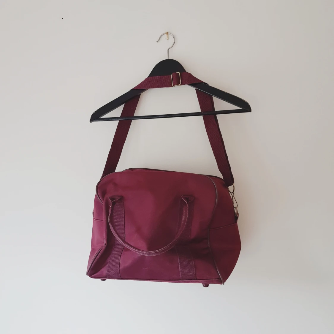 Vinröd axelväska från Oriflame - 1