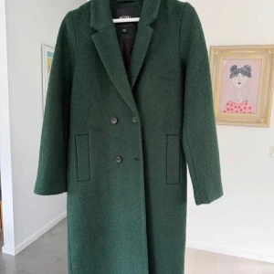 Grön kappa från Monki - Stilren mörkgrön kappa från Monki. Strl XXS (som en XS) Aldrig använd. 250:- plus ev frakt 