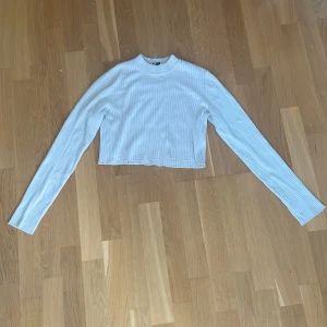 Beige ribbad tröja Cubus - Säljer en  beige ribbad  tröja från Cubus. Tröjan har lång ärm, rund halsringning och är tillverkad i ett stretchigt material som sitter snyggt på kroppen. Perfekt för dig som gillar en enkel men trendig stil.