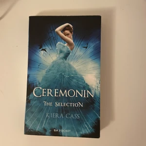 Ceremonin (The Selection) - För dig som gillar romantik, tävlingar och kunglig glamour! Ceremonin är första delen i succéserien Selection, där 35 tjejer får chansen att tävla om prinsens hjärta och ett liv i lyx. Perfekt för tonåringar som vill drömma sig bort till en annan värld. Väldigt bra skick!