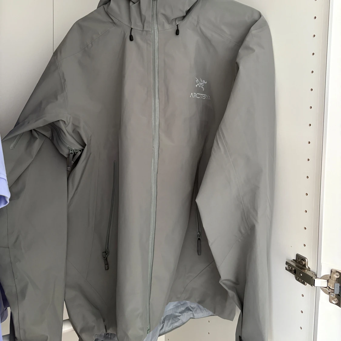 Grå vindjacka från Arc'teryx Gore-Tex