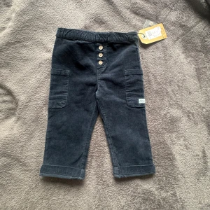 Mörkblå manchesterbyxor EN FANT - Snygga mörkblå manchesterbyxor från EN FANT. Aldrig använda!  