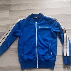 Palm Angels Jacka - Palm angels jacka|Storlek:XS-S|Skick 9/10 mycket bra skick|Nypris 4000kr| Hör av dig vid minsta fundering 🤔 