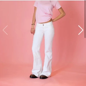 Vita bootcut jeans från Din Vintage Shop - Super snygga vita lågmidjade bootcut jeans från din vintage shop. Aldrig använda och lappen är kvar.💕  Ny pris: 710kr  Innebenslängden: 80cm Midjan: 36cm
