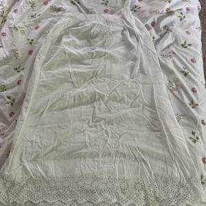 Vit långkjol med spets från ONLY XS - Superfin vit långkjol från ONLY i storlek XS. Kjolen har elastisk midja och är gjord i bomull. Nedtill finns en bred spetskant med broderade blommor som ger en romantisk vibe. Perfekt för dig som gillar en luftig och söt stil.