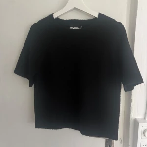 Svart stickad tshirt  - Svart stickad tshirt från Nelly som ny knappt använd 