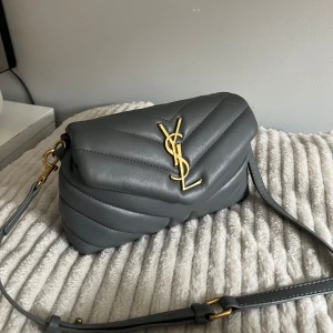 Ysl väska - Superfin ysl liknande väska som tyvärr inte längre kommer till användning jätte fint skick 🌸(pris går självklart att diskutera)
