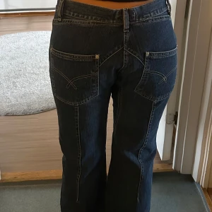 Jeans med detaljer  - Köpta på Vinted!  Sjukt snygga men är tyvärr alldeles för stora på mig. :(  Strl: W30 L34