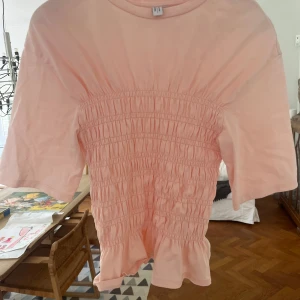 &other stories tröja - Säljer denna ribbade & other stories tröja då den inte kommer till användning! Super snygg och slutsåld, nypris runt 400 kr skriv för frågor!!