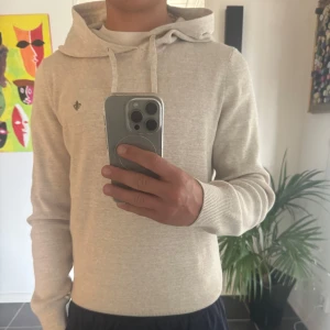 Beige hoodie från Morris  - Säljer nu min helt nya beige hoodie från Morris med broderad logga på bröstet Hoodien är aldrig använd, samt köpt för 2000kr, storlek S men passar M