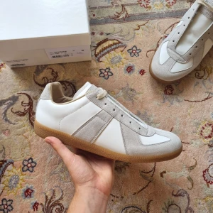 Maison Margiela GATS- vit/beige - Säljer dessa helt nya  Maison Margiela GATS i storlek 44. Pris kan diskuteras vid snabb affär.