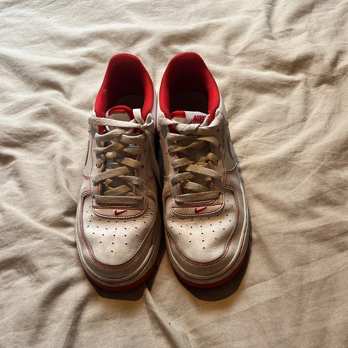 Nike Air Force 1 vit/röd sneakers - 3