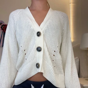 Vit stickad kofta  - Säljer en vit stickad kofta med knappar från Lindex barn i strl 140, jag är Ca 155 och blir som en croppad modell på mig💗
