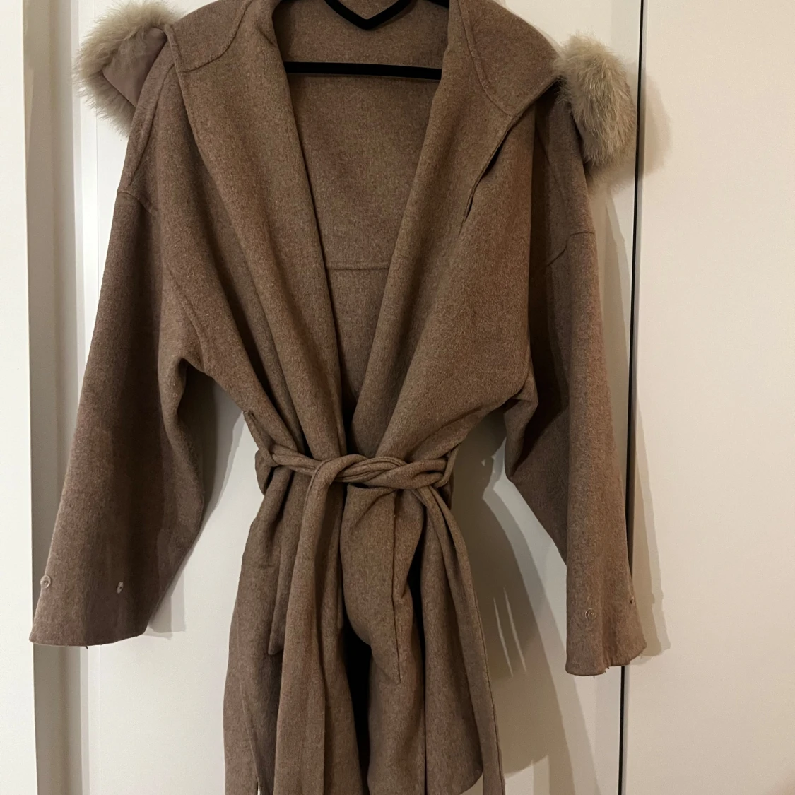 Äkta päls kappa i kaki färg 