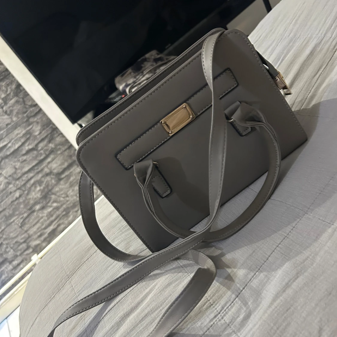 Grå handväska med gulddetaljer - 2