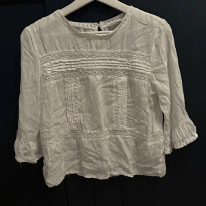 Blus  - Jättefin blus, passar perfekt till de mesta allt från finare tillfällen till vardagen. 