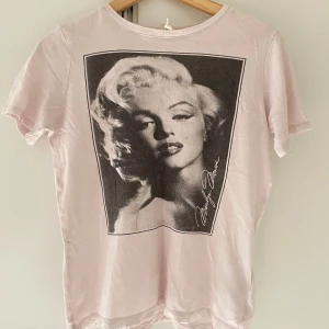 Marilyn Monroe T-shirt - T-shirt från hm💕 använd några gånger men inga hål eller så⭐️