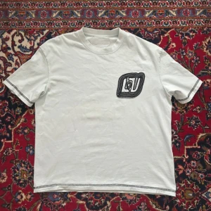 Graphic T-shirt - Size L. Använt fåtal gånger.